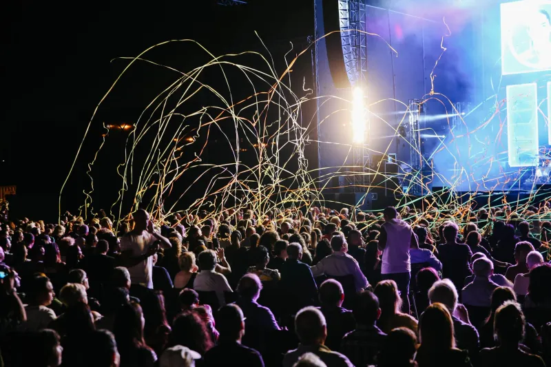 From Pixels to the Stage: How Holographic Tech Transformed Vocaloid Concerts Forever